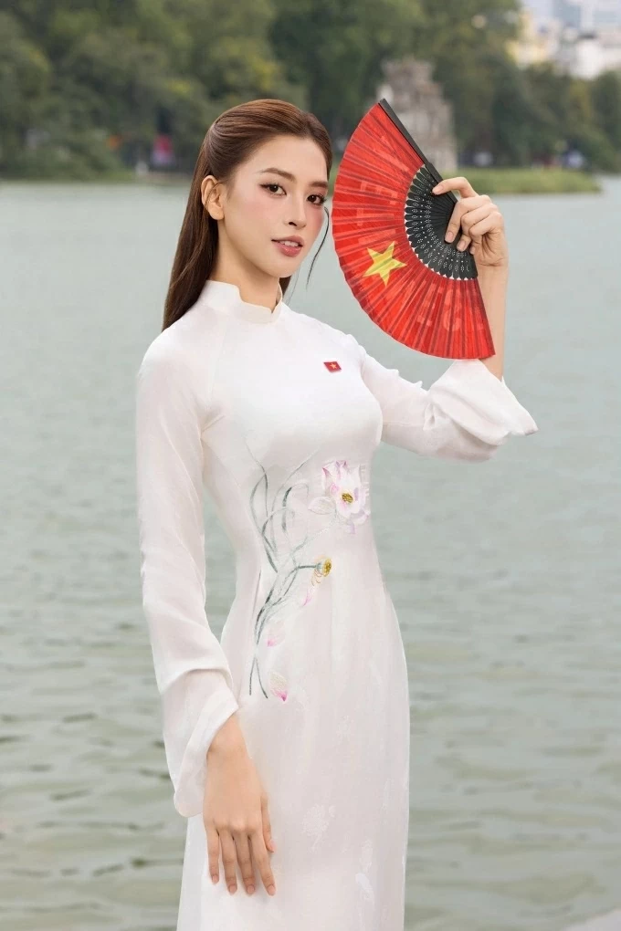 Hoa hậu Tiểu Vy mừng dịp lễ với loạt ảnh diện áo dài thêu hoa sen, duyên dáng bên hồ Gươm và những góc phố ở Hà Nội.