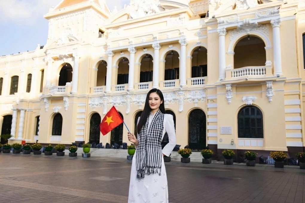 Ca sĩ Hòa Minzy và dàn Hoa hậu khoe sắc thắm với áo dài, rạng rỡ chào mừng ngày 30/4