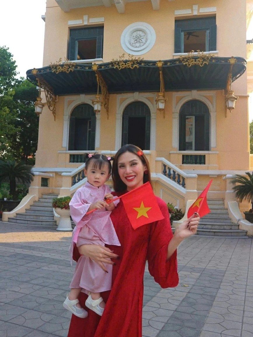 Ca sĩ Hòa Minzy và dàn Hoa hậu khoe sắc thắm với áo dài, rạng rỡ chào mừng ngày 30/4