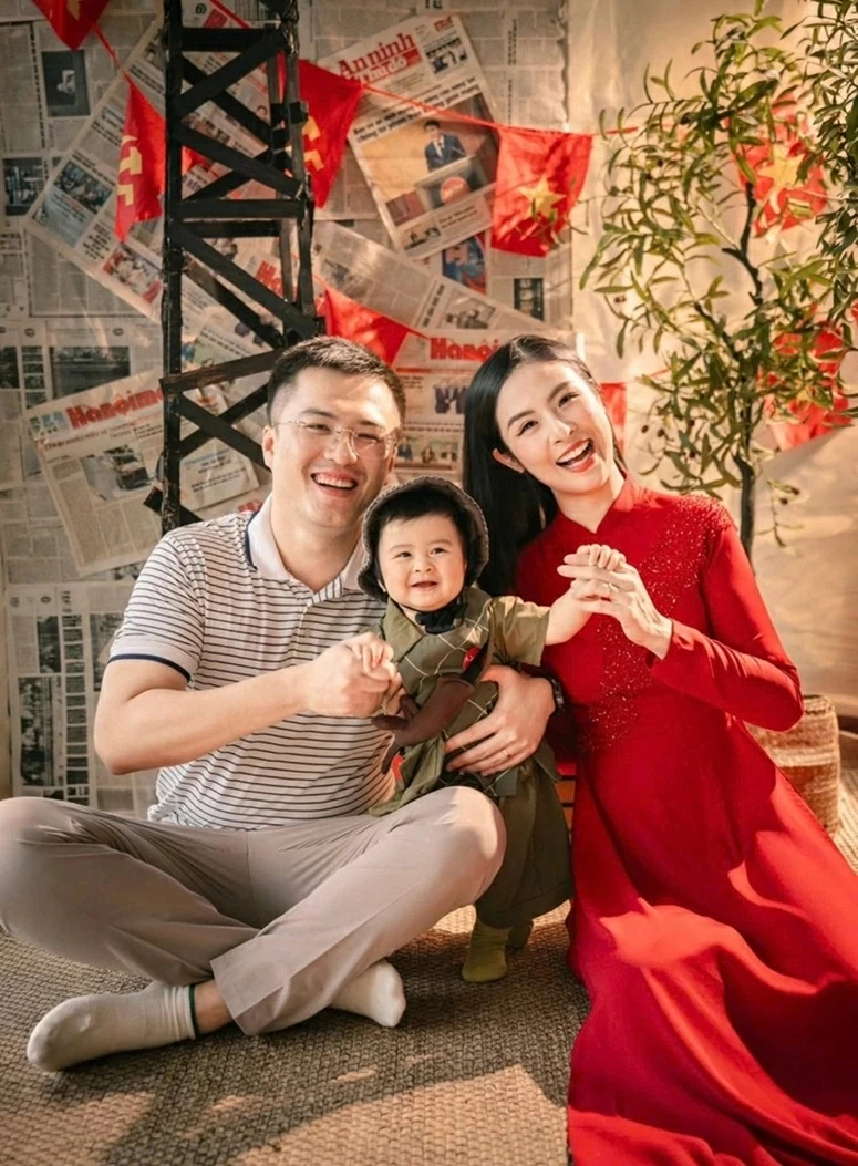 Ca sĩ Hòa Minzy và dàn Hoa hậu khoe sắc thắm với áo dài, rạng rỡ chào mừng ngày 30/4