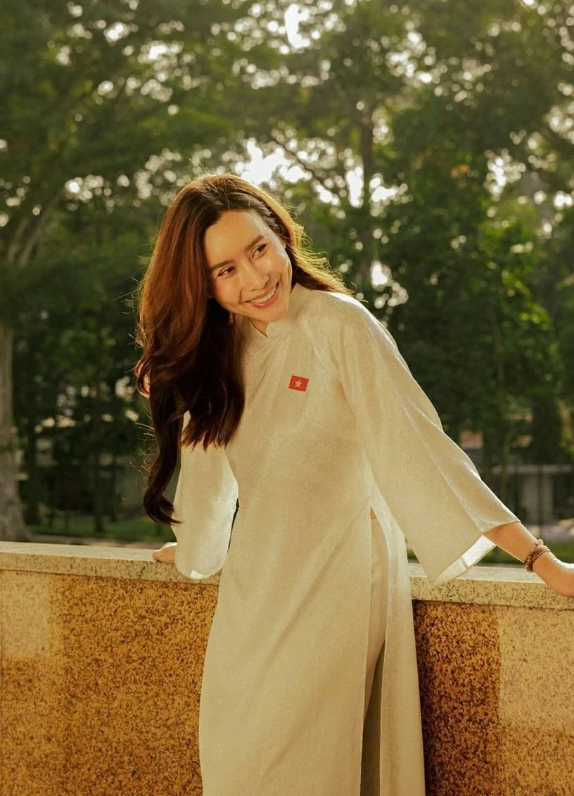 Ca sĩ Hòa Minzy và dàn Hoa hậu khoe sắc thắm với áo dài, rạng rỡ chào mừng ngày 30/4