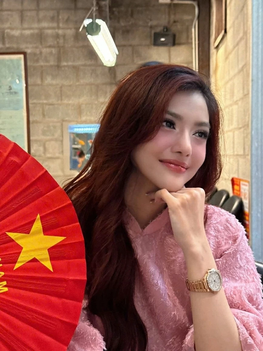 Ca sĩ Hòa Minzy và dàn Hoa hậu khoe sắc thắm với áo dài, rạng rỡ chào mừng ngày 30/4