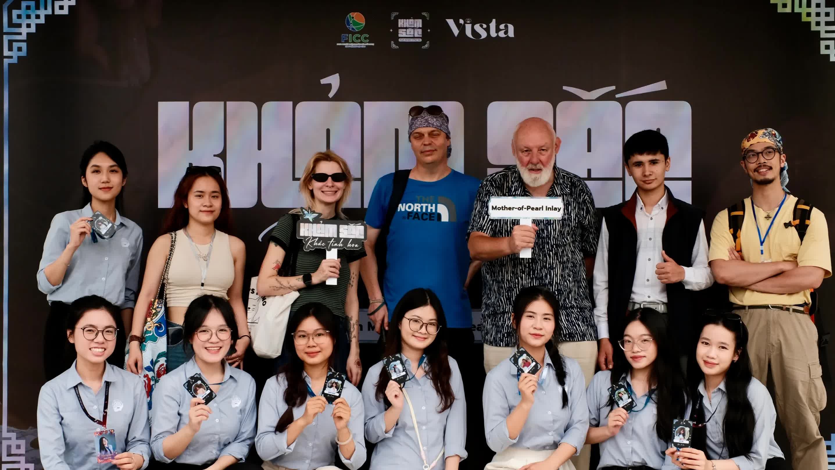 Đưa du khách về làng, trải nghiệm nghề khảm trai truyền thống