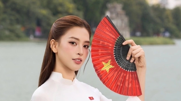 Ca sĩ Hòa Minzy và dàn Hoa hậu khoe sắc thắm với áo dài, rạng rỡ chào mừng ngày 30/4