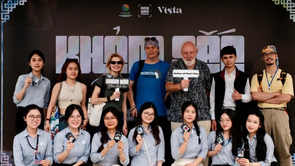 Đưa du khách về làng, trải nghiệm nghề khảm trai truyền thống