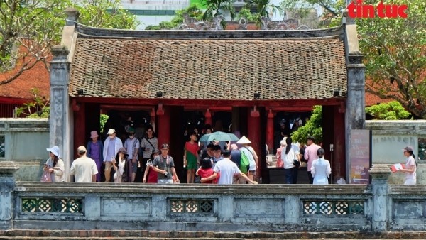 Hà Nội nhộn nhịp khách tham quan, mua sắm ngày đầu kỳ nghỉ lễ