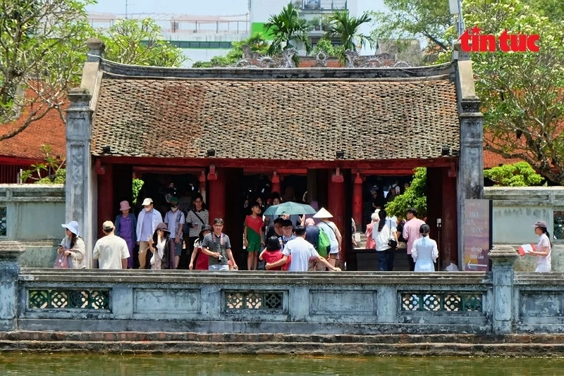 Hà Nội nhộn nhịp khách tham quan, mua sắm ngày đầu kỳ nghỉ lễ