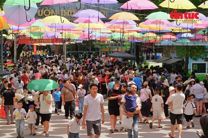 Hà Nội nhộn nhịp khách tham quan, mua sắm ngày đầu kỳ nghỉ lễ Hà Nội nhộn nhịp khách tham quan, mua sắm ngày đầu kỳ nghỉ lễ