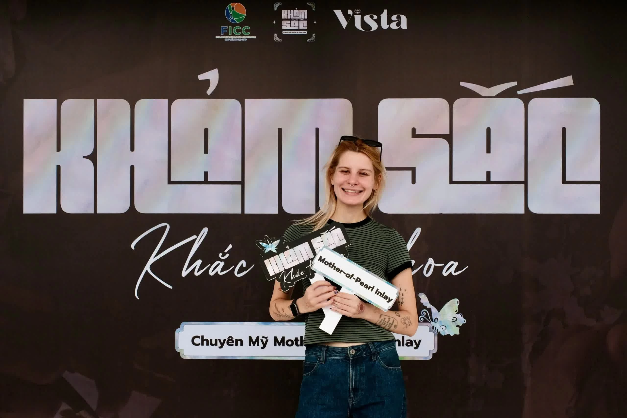 Du khách Thụy Điển Anastasia Birke chia sẻ trải nghiệm trực tiếp giúp cô hiểu rõ hơn sự tỉ mỉ và công phu của nghề khảm trai truyền thống. (Ảnh: Ngọc Huyền)