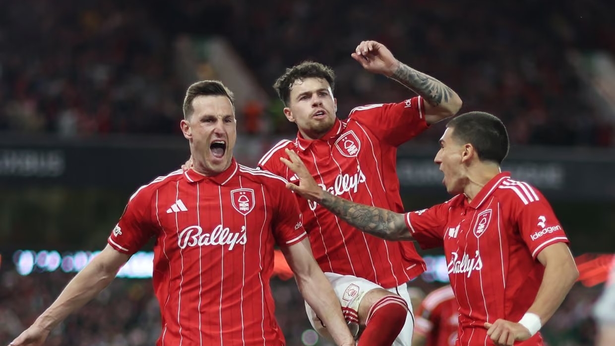 Thắng nghẹt thở Aston Villa, Nottingham Forest chiếm lợi thế trong cuộc đua Europa League