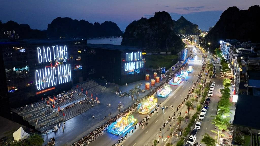 Rực rỡ sắc màu Carnaval Hạ Long 2026 bên vịnh di sản. (Nguồn: Báo Quảng Ninh)