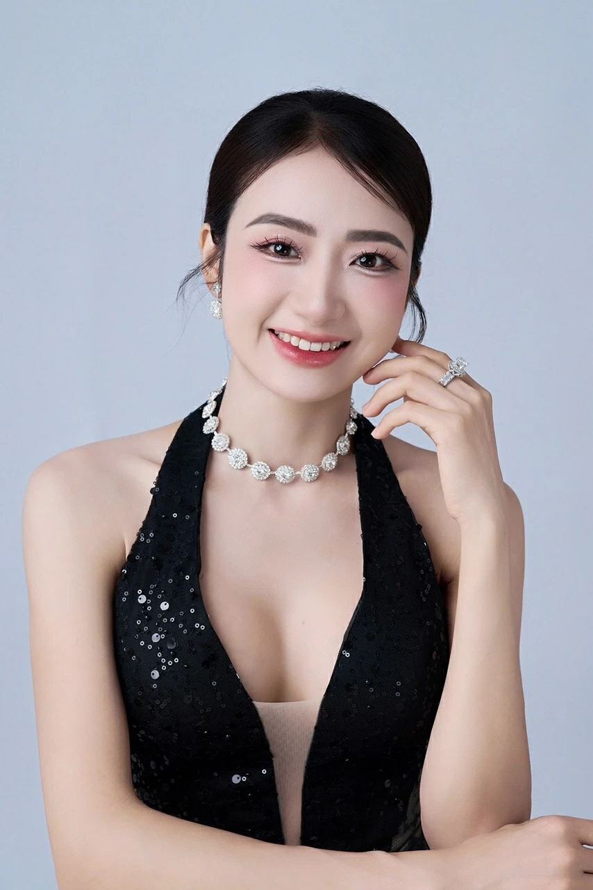Hoa hậu Doanh nhân hữu nghị quốc tế Phạm Thị Quỳnh tỏa sáng sau đăng quang