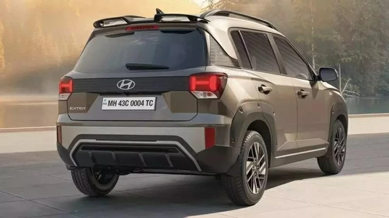 Phía sau, Exter không quá cầu kỳ nhưng vẫn đủ tạo điểm nhấn với cánh gió tách đôi và cụm đèn hậu được tinh chỉnh lại.
