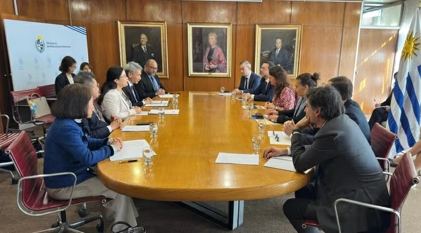 Thứ trưởng Ngoại giao Uruguay Valeria Csukasi làm việc với Đại sứ các nước Thái Lan, Philippines, Indonesia, Việt Nam và Đại biện Malaysia tại Trụ sở Bộ Ngoại giao Uruguay.. Nguồn: TTXVN) Thứ trưởng Ngoại giao Uruguay Valeria Csukasi làm việc với Đại sứ các nước Thái Lan, Philippines, Indonesia, Việt Nam và Đại biện Malaysia tại Trụ sở Bộ Ngoại giao Uruguay.. Nguồn: TTXVN)