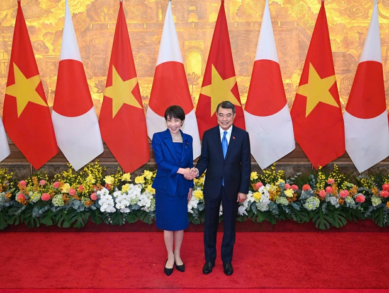 Thủ tướng Chính phủ Lê Minh Hưng và Thủ tướng Slovakia Robert Fico chụp ảnh chung trước khi tiến hành Hội đàm. 