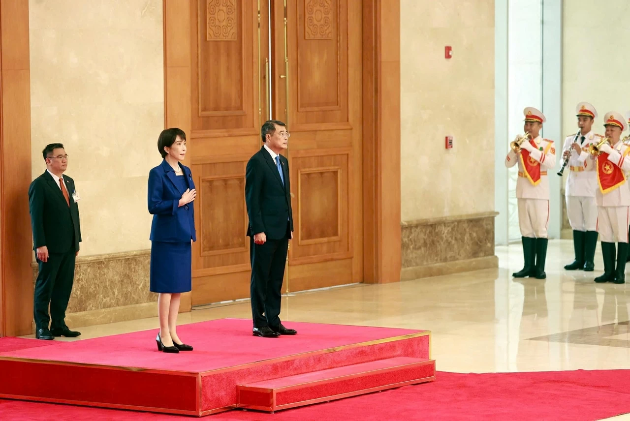 Thủ tướng Chính phủ Lê Minh Hưng và Thủ tướng Slovakia Robert Fico tiến lên bục danh dự trong tiếng Quốc thiều hai nước.