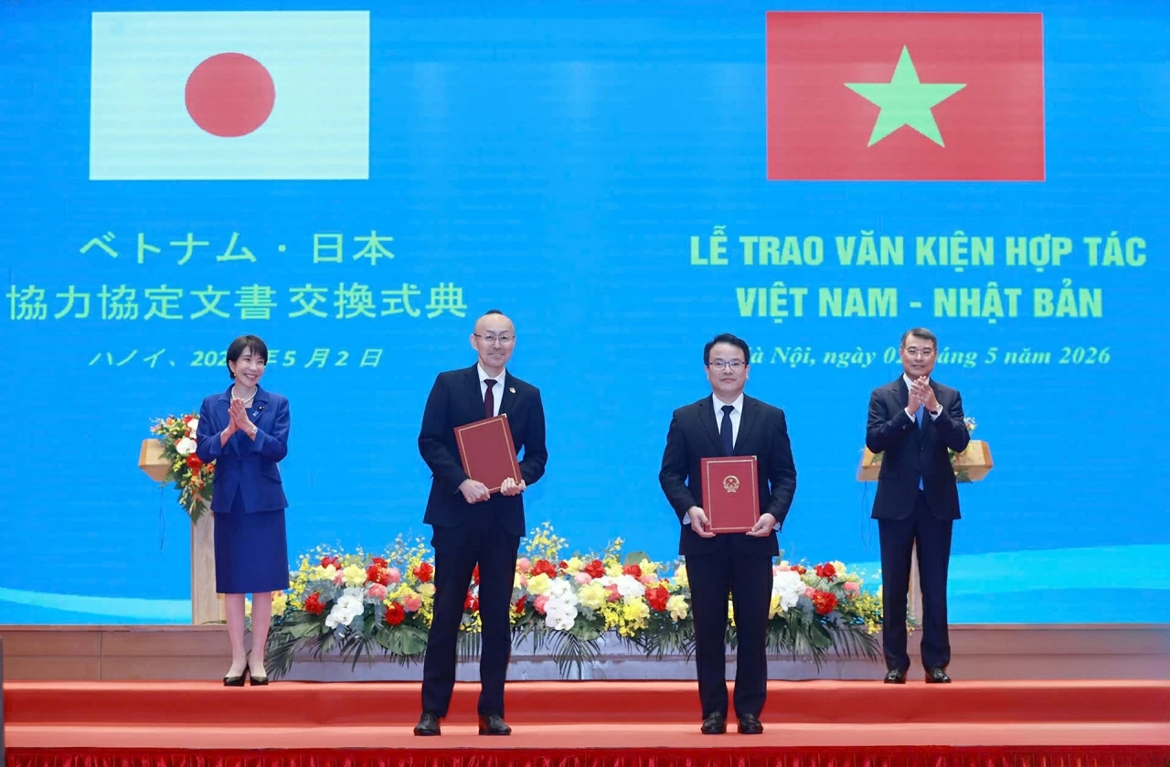 Thủ tướng Lê Minh Hưng và Thủ tướng Takaichi Sanae chứng kiến trao Thoả thuận vay (L/A) cho Dự án Phát triển nông thôn thích ứng với thiên tai giữa Chính phủ Việt Nam và Cơ quan Hợp tác quốc tế Nhật Bản (JICA)
