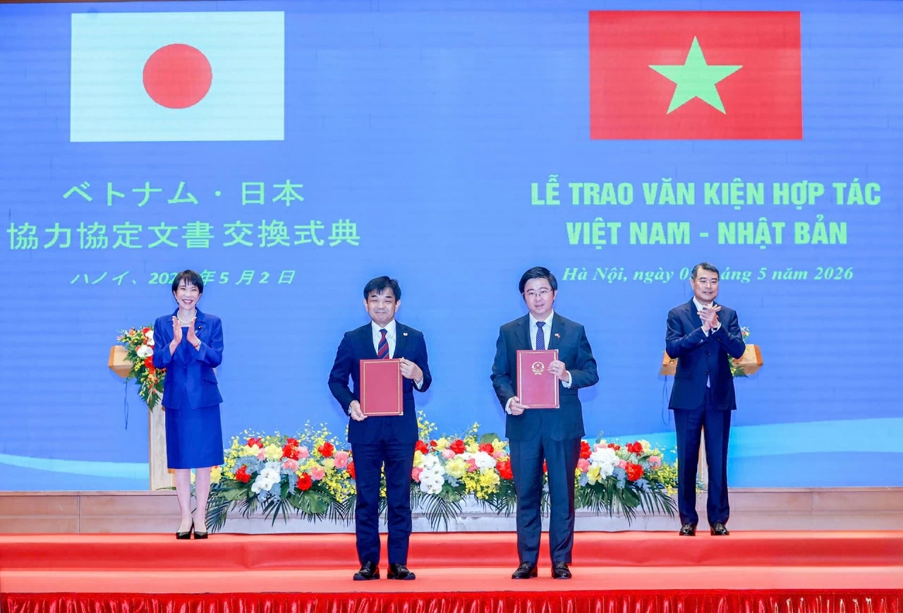 Thủ tướng Lê Minh Hưng và Thủ tướng Takaichi Sanae chứng kiến trao Bản ghi nhớ giữa Bộ Khoa học và Công nghệ Việt Nam và Bộ Nội vụ và Truyền thông Nhật Bản về hợp tác trong lĩnh vực công nghệ thông tin, truyền thông và chuyển đổi số 