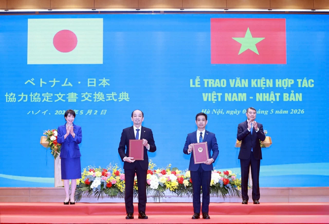Thủ tướng Lê Minh Hưng và Thủ tướng Takaichi Sanae chứng kiến trao Thỏa thuận giữa Trung tâm Vũ trụ Việt Nam thuộc Viện Hàn lâm Khoa học và Công nghệ Việt Nam và Cơ quan Hàng không Vũ trụ Nhật Bản về trao đổi dữ liệu vệ tinh