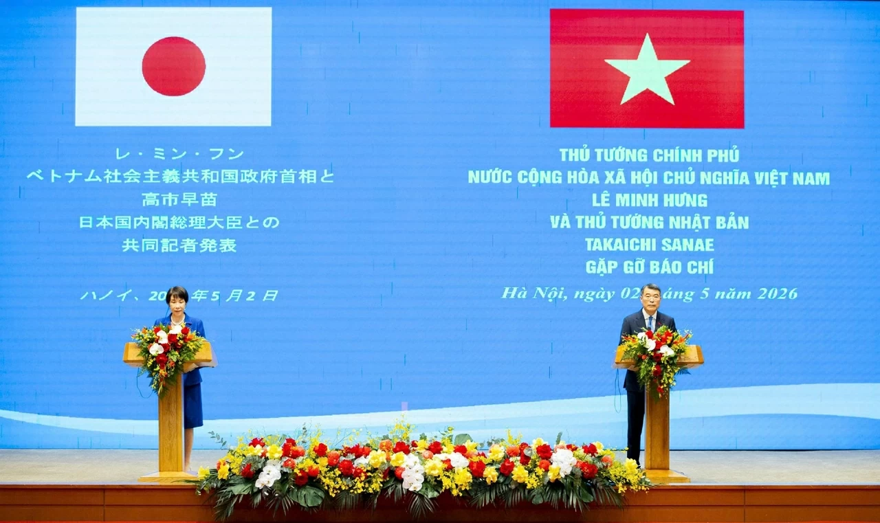 Sau lễ ký kết, Thủ tướng Chính phủ Lê Minh Hưng và Thủ tướng Takaichi Sanae tổ chức họp áo để thông tin về kết quả Hội đàm giữa hai nước. (Ảnh: Thành Long)