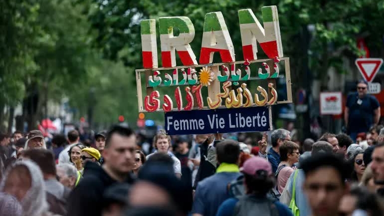 Iran cân nhắc sử dụng cá heo gài mìn nhằm phá vỡ phong tỏa eo biển Hormuz