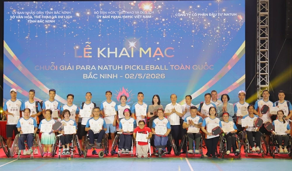 Các đại biểu trao giấy chứng nhận cho các vận động viên dự giải Giải Para Natuh Pickleball Bắc Ninh 2026. (Nguồn: BacninhTV) Các đại biểu trao giấy chứng nhận cho các vận động viên dự giải Giải Para Natuh Pickleball Bắc Ninh 2026. (Nguồn: BacninhTV)