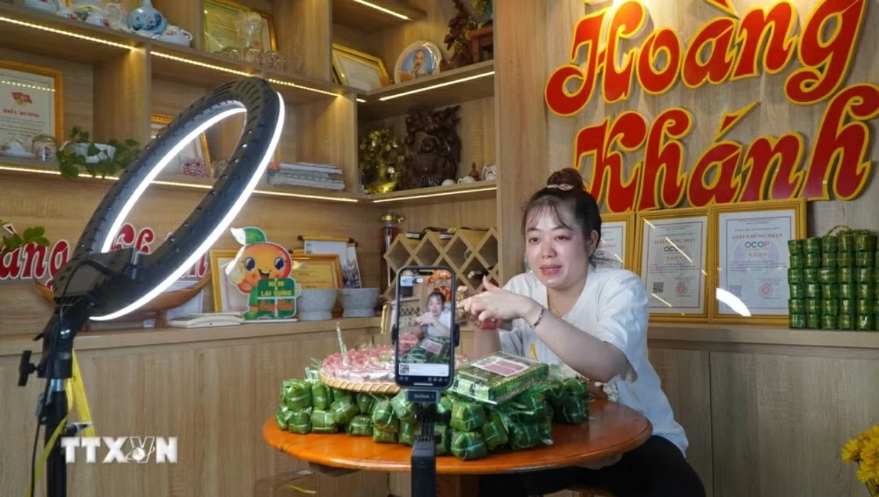 Đẩy mạnh quảng bá, kinh doanh các loại mặt hàng trên mạng xã hội. (Nguồn: TTXVN)