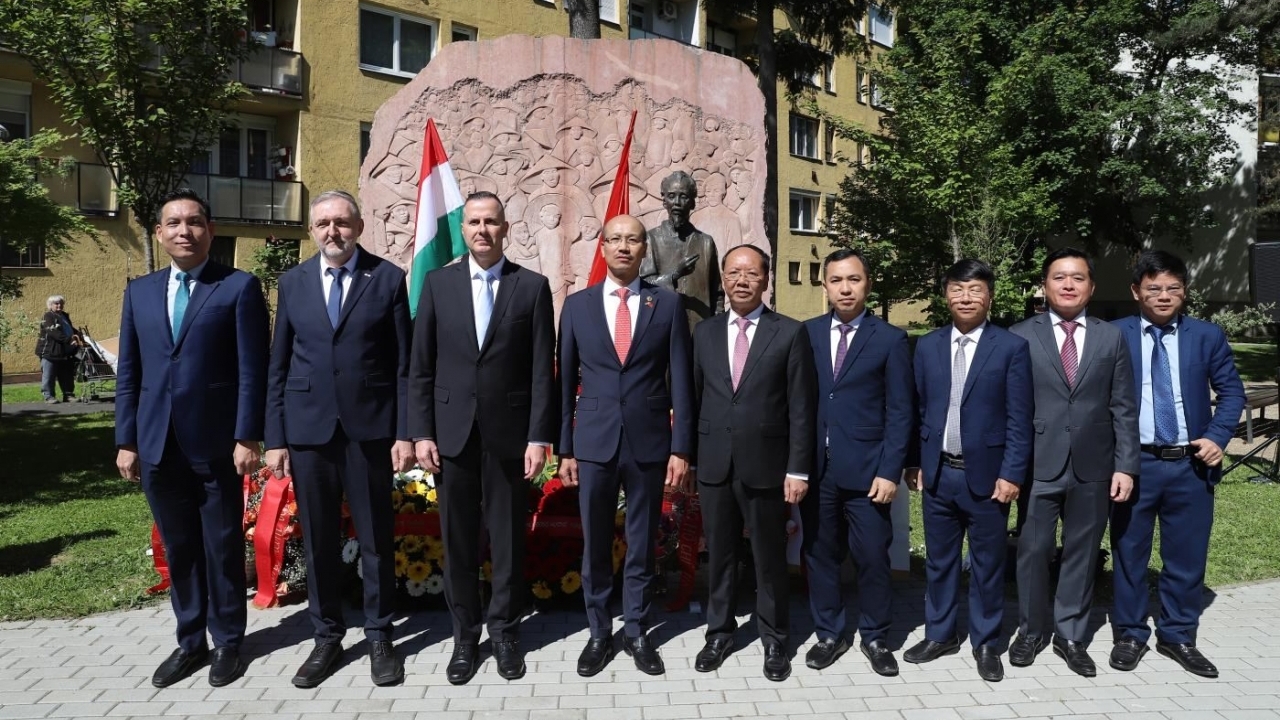 Kỷ niệm 136 năm Ngày sinh Chủ tịch Hồ Chí Minh tại Hungary: Lan tỏa tư tưởng đoàn kết quốc tế