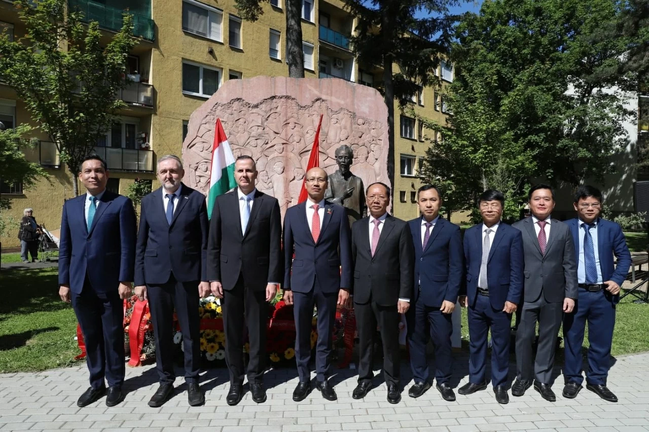 các đại biểu chụp ảnh chung tại Tượng đài Chủ tịch Hồ Chí Minh tại thành phố Zalaegerszeg. các đại biểu chụp ảnh chung tại Tượng đài Chủ tịch Hồ Chí Minh tại thành phố Zalaegerszeg.