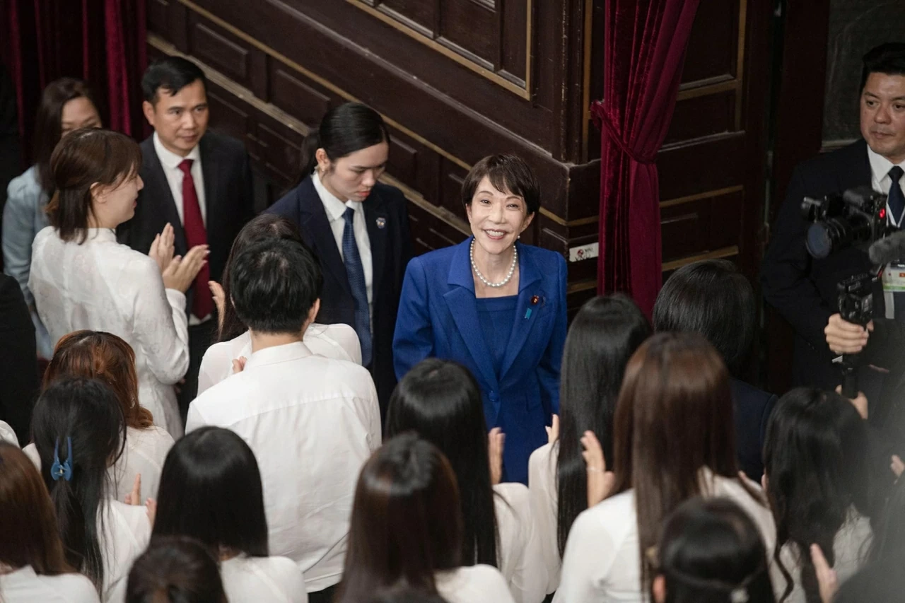 Thủ tướng Nhật Bản Takaichi Sanae nhận được sự đón tiếp nồng hậu của đội ngũ cán bộ và sinh viên ĐHQGHN