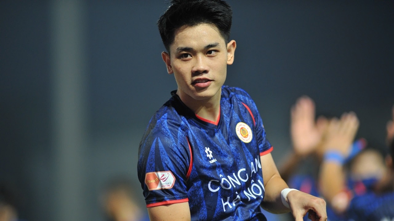 Đình Bắc bùng nổ phong độ, ngôi vương V.League dần lộ rõ