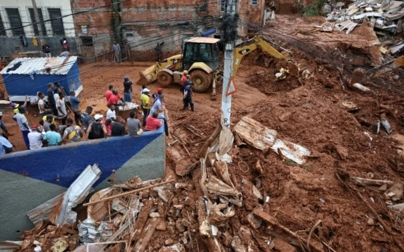 Mưa lớn gây ngập lụt nghiêm trọng tại khu vực Đông Bắc Brazil, buộc hàng nghìn người phải sơ tán và khiến nhiều khu dân cư bị ảnh hưởng nặng nề. (Nguồn: News.az)