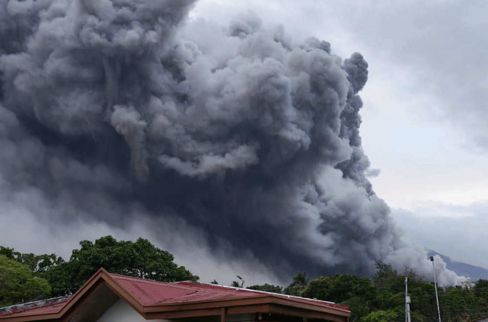 Núi lửa Mayon phun trào, Philippines sơ tán hàng nghìn người dân