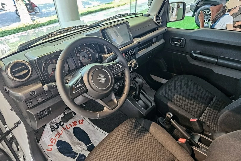 Không gian nội thất Suzuki Jimny đơn giản, nhiều nút bấm cơ học và vật liệu cơ bản.