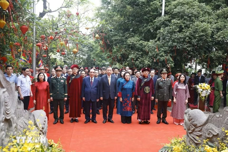 Tổng Bí thư, Chủ tịch nước Tô Lâm cùng các đồng chí lãnh đạo, nguyên lãnh đạo Đảng, Nhà nước dâng hương tưởng niệm các vua Hùng. (Nguồn: TTXVN0