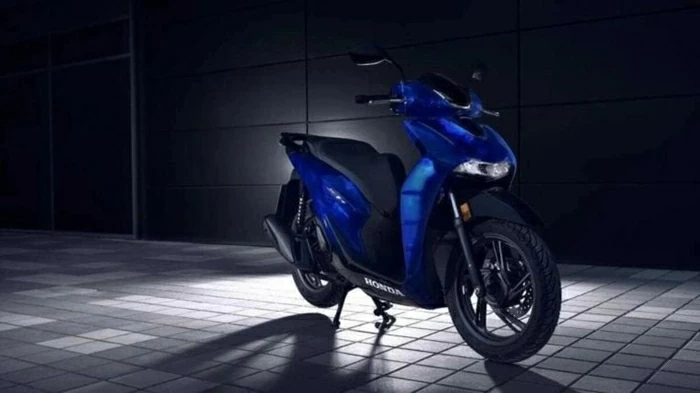 Dù mang diện mạo mới lạ, tổng thể thiết kế của SH Vetro Blue 2026 vẫn giữ phong cách đặc trưng của dòng SH với dáng xe cao, bánh lớn và các đường nét quen thuộc. Dù mang diện mạo mới lạ, tổng thể thiết kế của SH Vetro Blue 2026 vẫn giữ phong cách đặc trưng của dòng SH với dáng xe cao, bánh lớn và các đường nét quen thuộc.