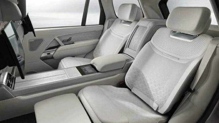 Range Rover SV Ultra loại bỏ hoàn toàn da động vật, thay vào đó sử dụng vật liệu Ultrafabrics cao cấp với hai tông màu Orchid White và Cinder Grey. Range Rover SV Ultra loại bỏ hoàn toàn da động vật, thay vào đó sử dụng vật liệu Ultrafabrics cao cấp với hai tông màu Orchid White và Cinder Grey.