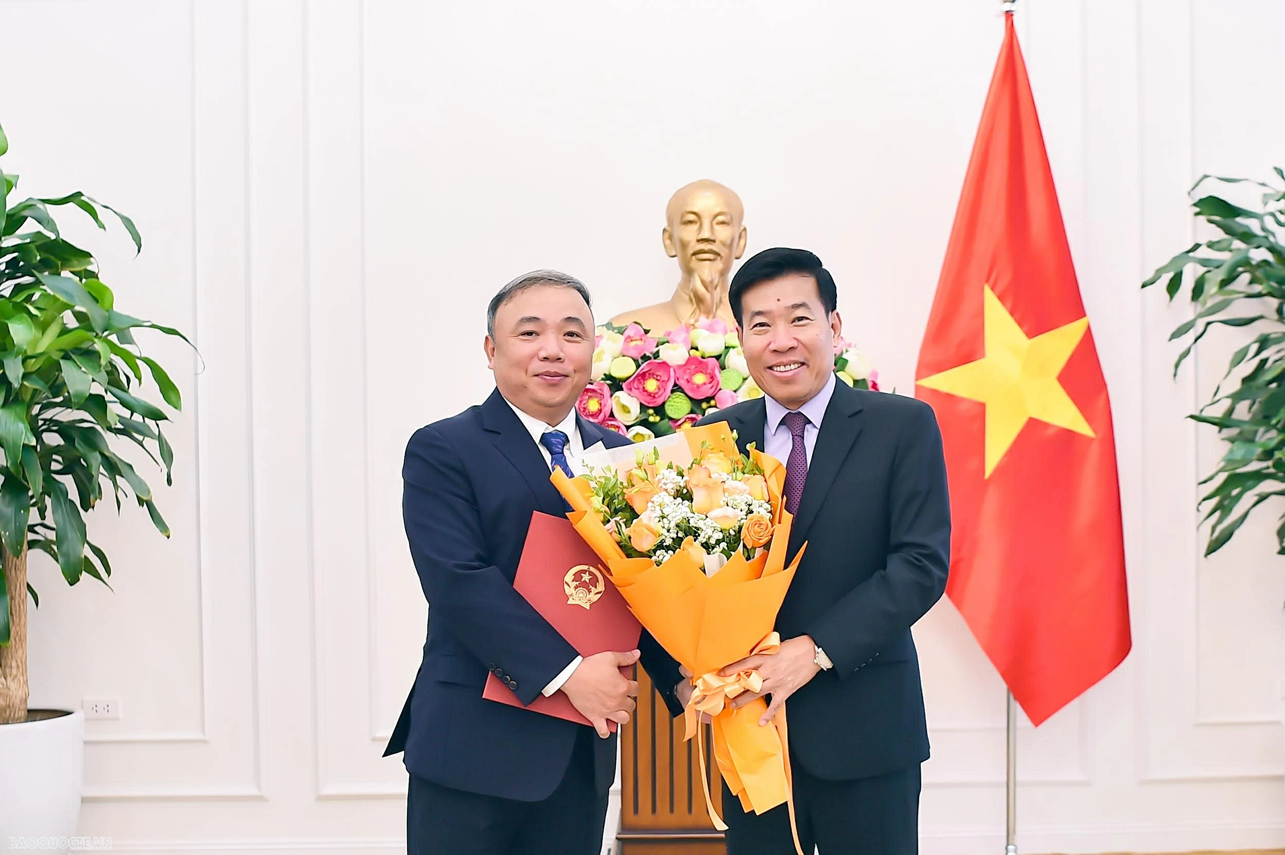Bộ Ngoại giao trao quyết định điều động, bổ nhiệm cán bộ