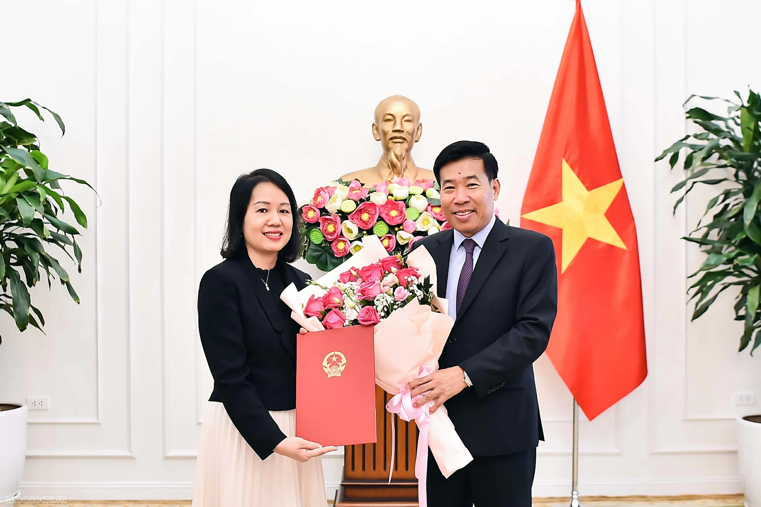 Bộ Ngoại giao trao quyết định điều động, bổ nhiệm cán bộ