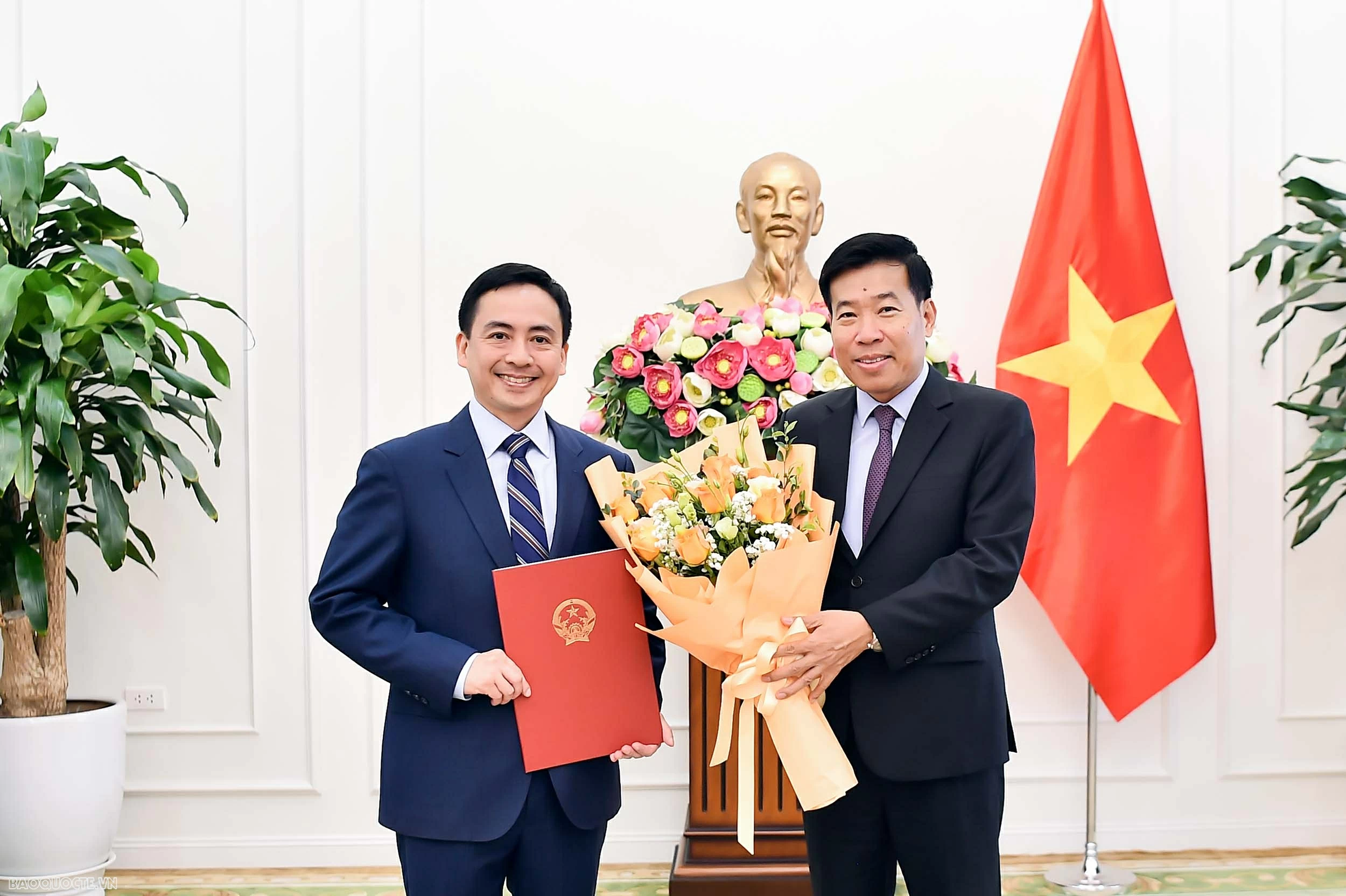 Bộ Ngoại giao trao quyết định điều động, bổ nhiệm cán bộ