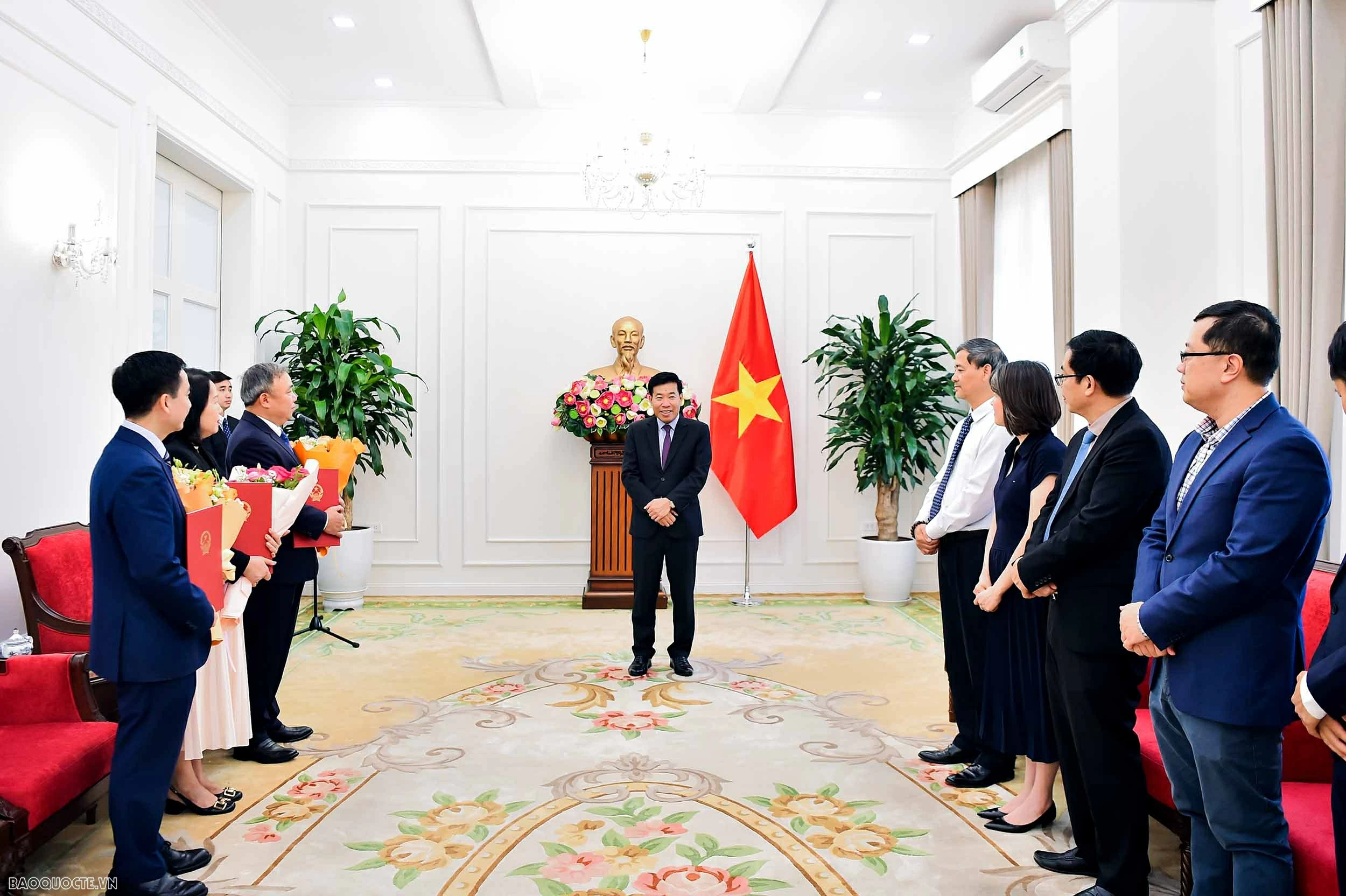 Bộ Ngoại giao trao quyết định điều động, bổ nhiệm cán bộ