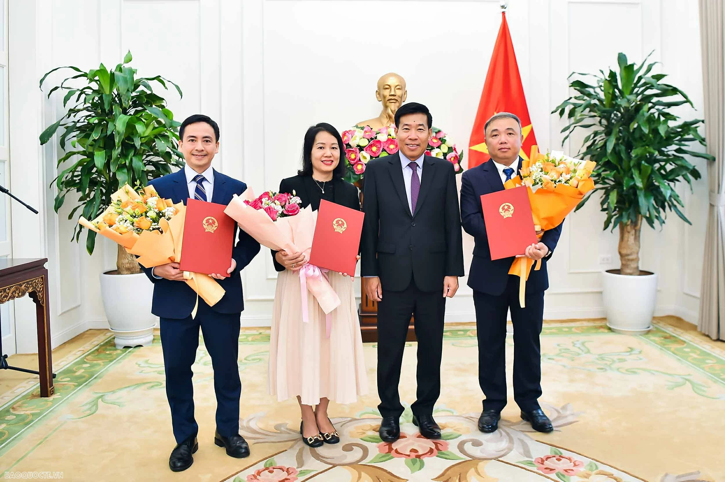 Bộ Ngoại giao trao quyết định điều động, bổ nhiệm cán bộ