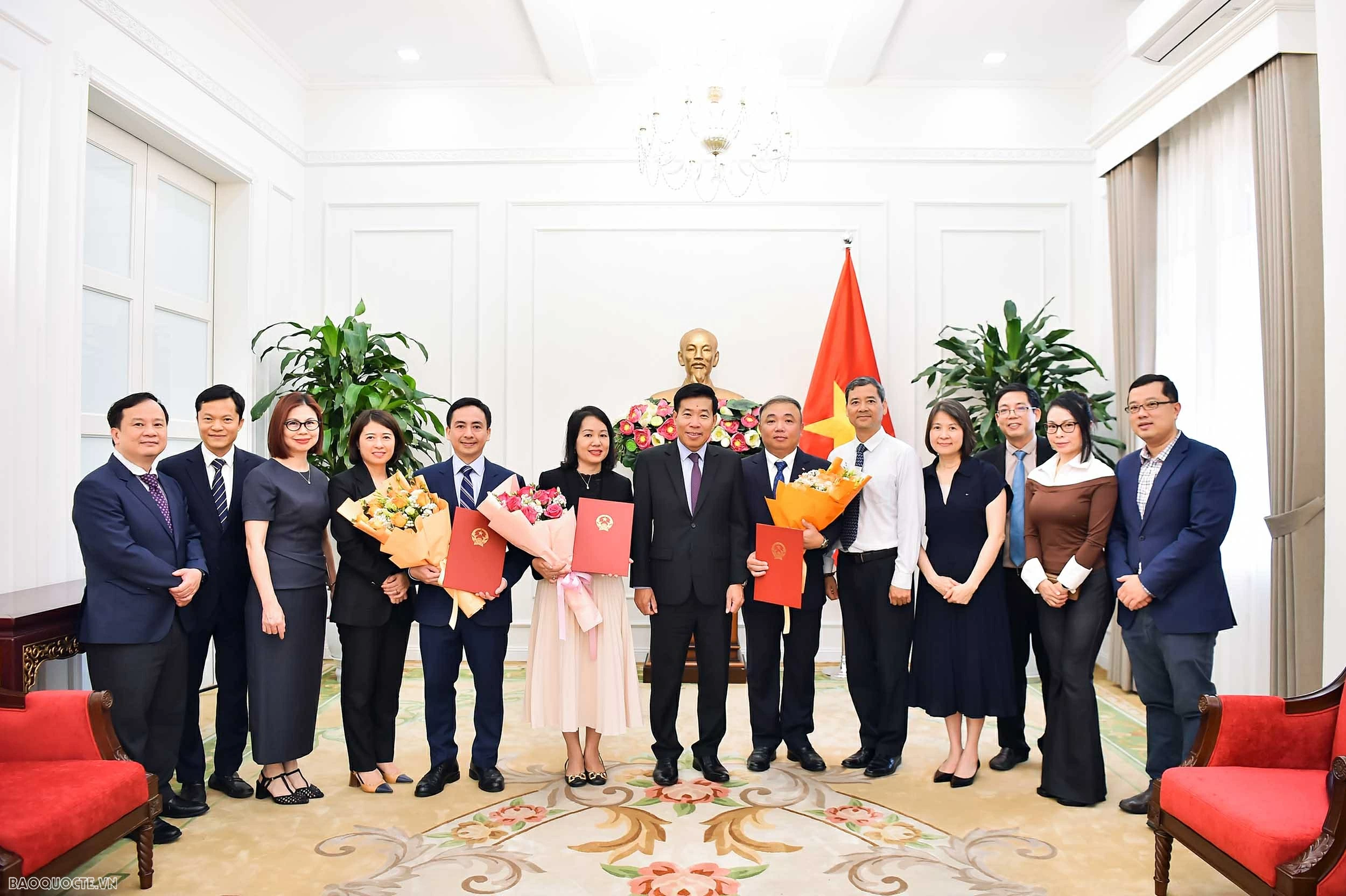 Bộ Ngoại giao trao quyết định điều động, bổ nhiệm cán bộ