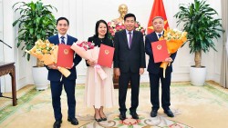 Bộ Ngoại giao trao quyết định điều động, bổ nhiệm cán bộ