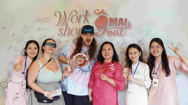 Để món quà Hà Nội chạm đến trái tim du khách quốc tế