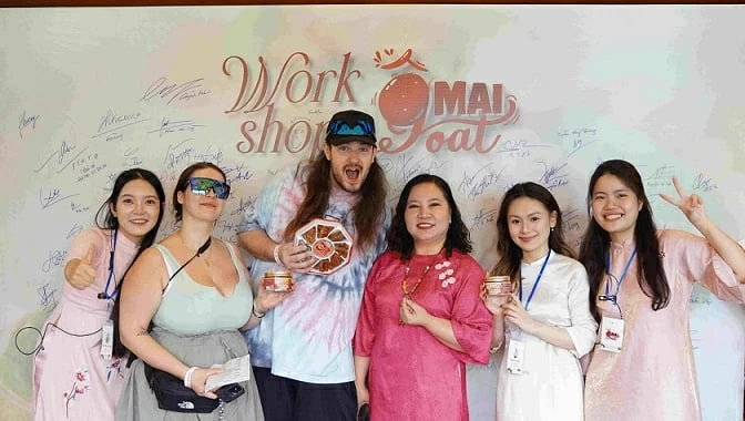 Để món quà Hà Nội chạm đến trái tim du khách quốc tế
