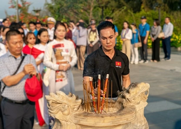 Từ Trường Sa đến Đất Tổ và miền biên viễn