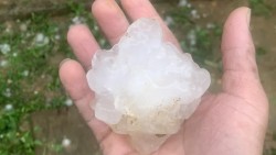 Mưa đá, dông lốc gây thiệt hại nặng nề tại nhiều địa phương