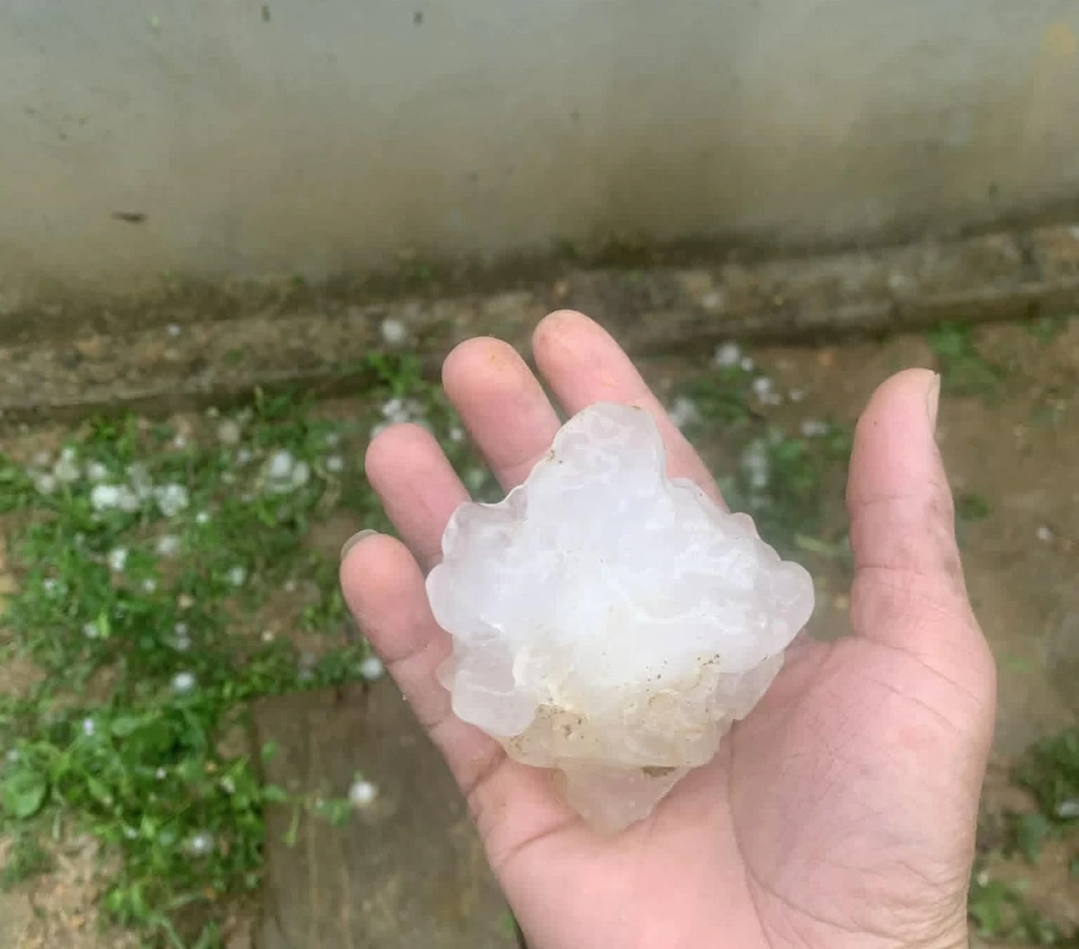 Mưa đá, dông lốc gây thiệt hại nặng tại nhiều địa phương