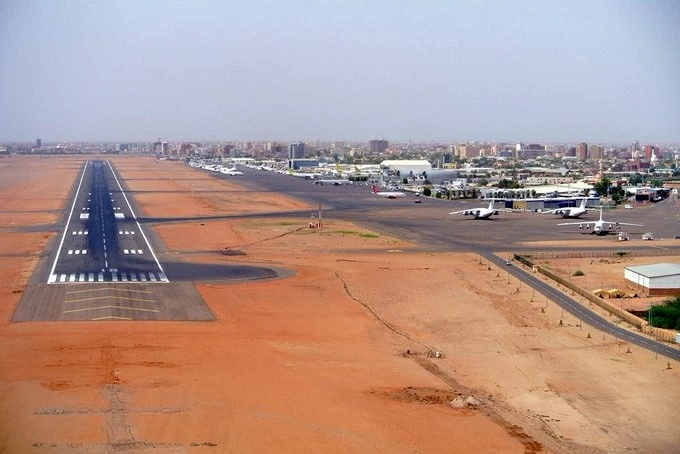 Sân bay quốc tế ở thủ đô Khartoum bị tấn công, Sudan cáo buộc UAE và Ethiopia liên quan